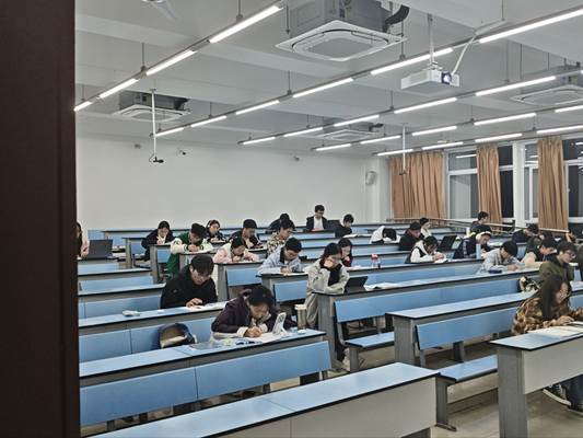 图片包含 室内, 建筑, 长凳, 男人 AI 生成的内容可能不正确。